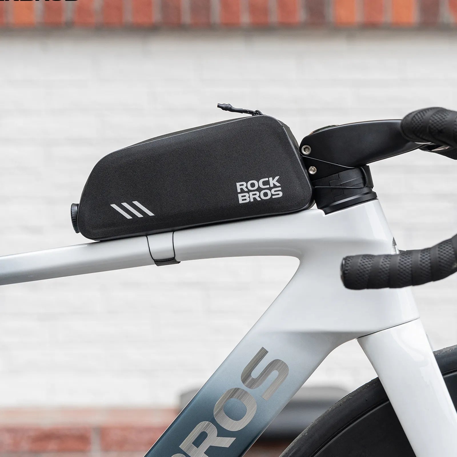 ROCKBROS 0.9L large-capacity waterproof cycling frame bag, made of black wear-resistant material, with a streamlined design.
