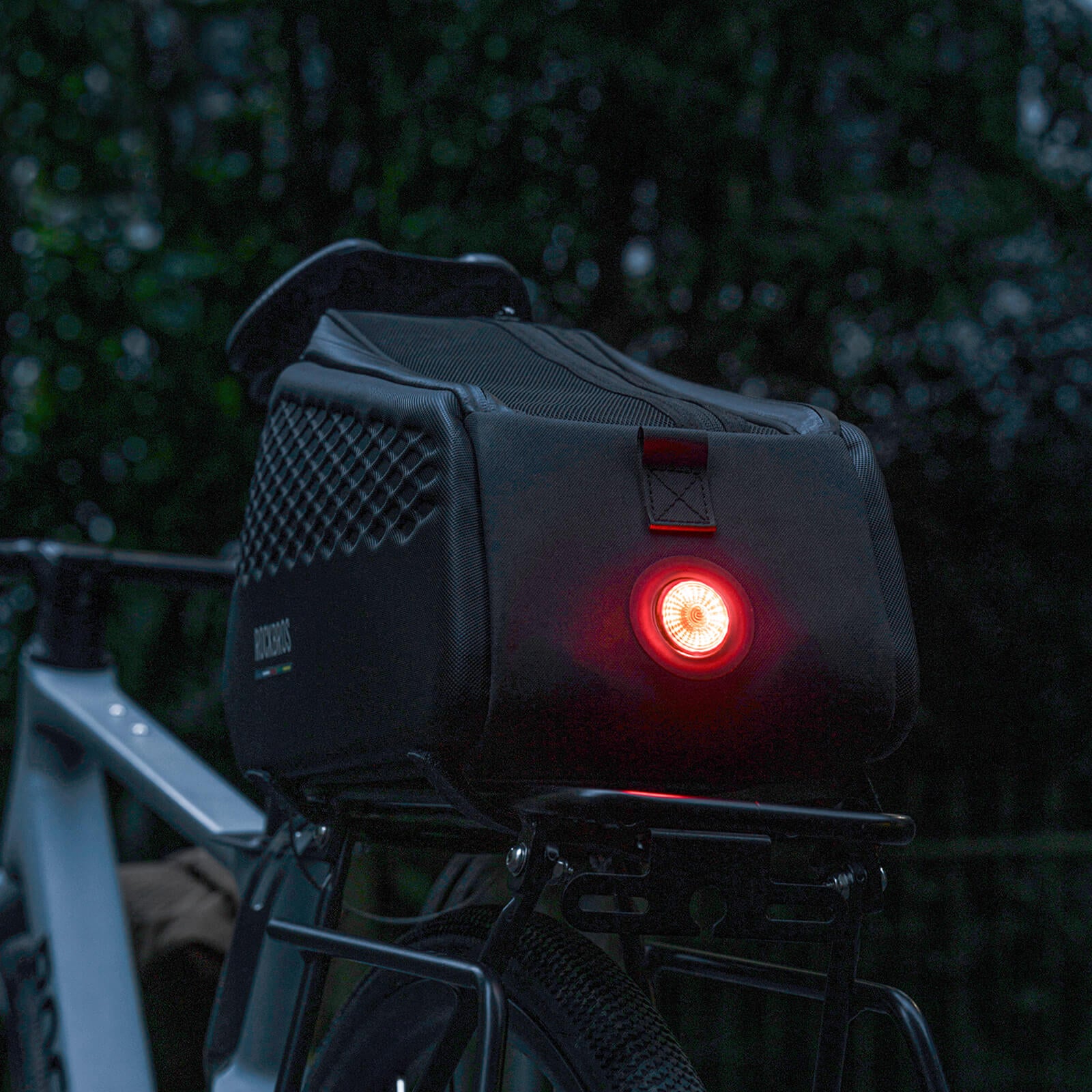 rockbros lockable bike rear rack bag with 3 digit combination lock and led taillight 7l cycling trunk bag for commuting touring and daily riding