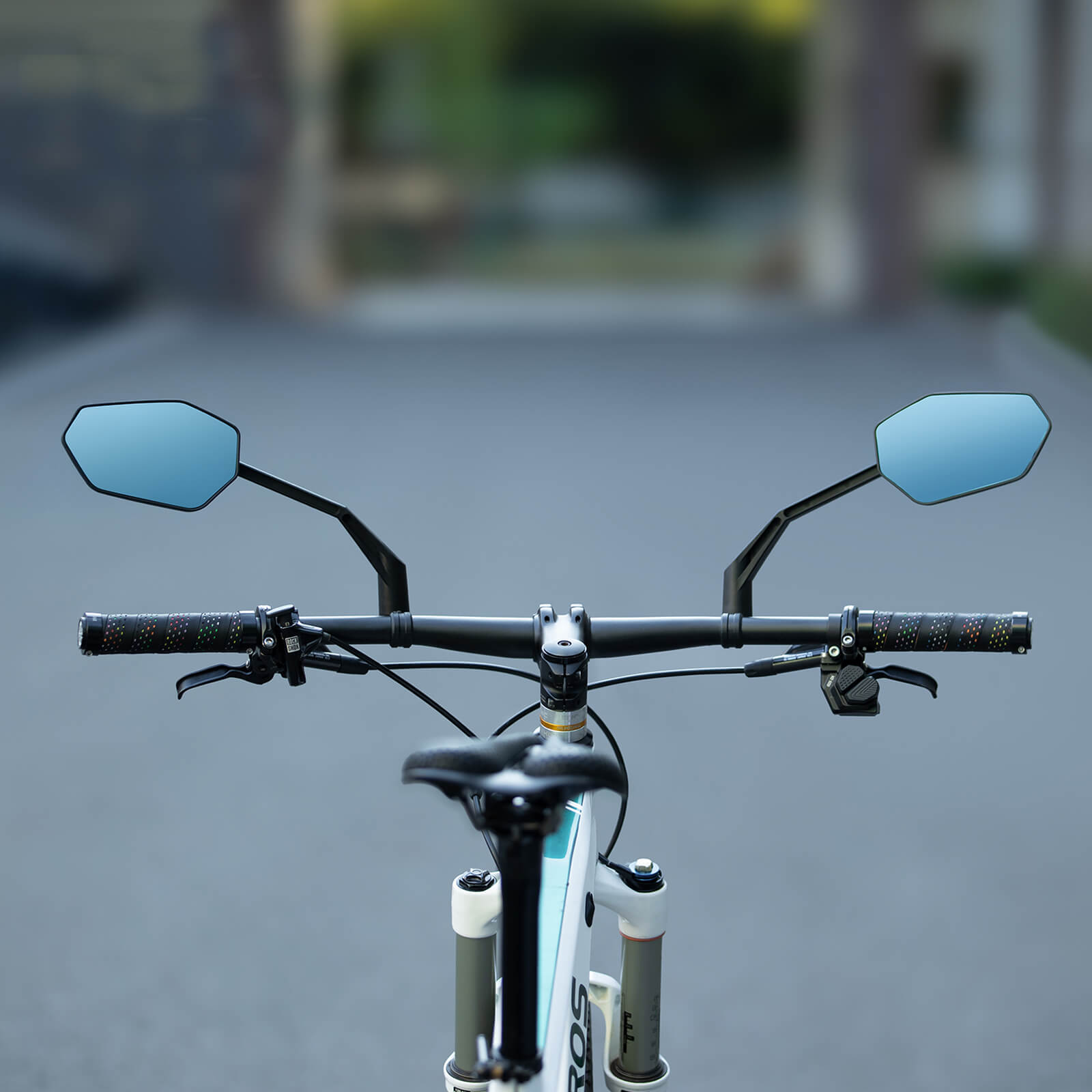 ROCKBROS anti-glare bike mirror for safer cycling visibility.
#option_left