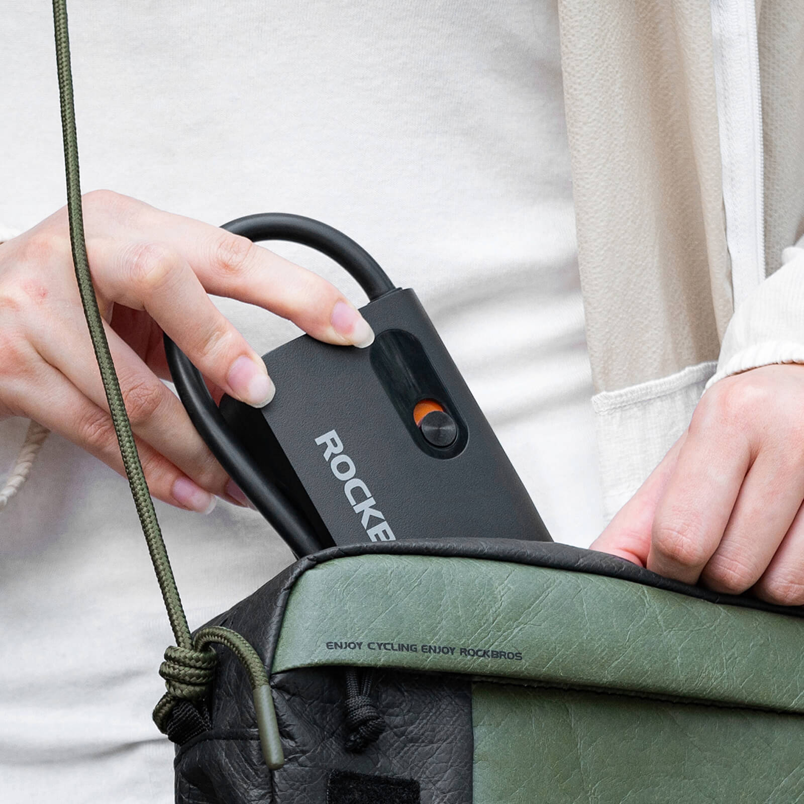 ROCKBROS L1 Mini Electric Bike Tyre Pump 70PSI Cordless Air Inflator for Bicycles.