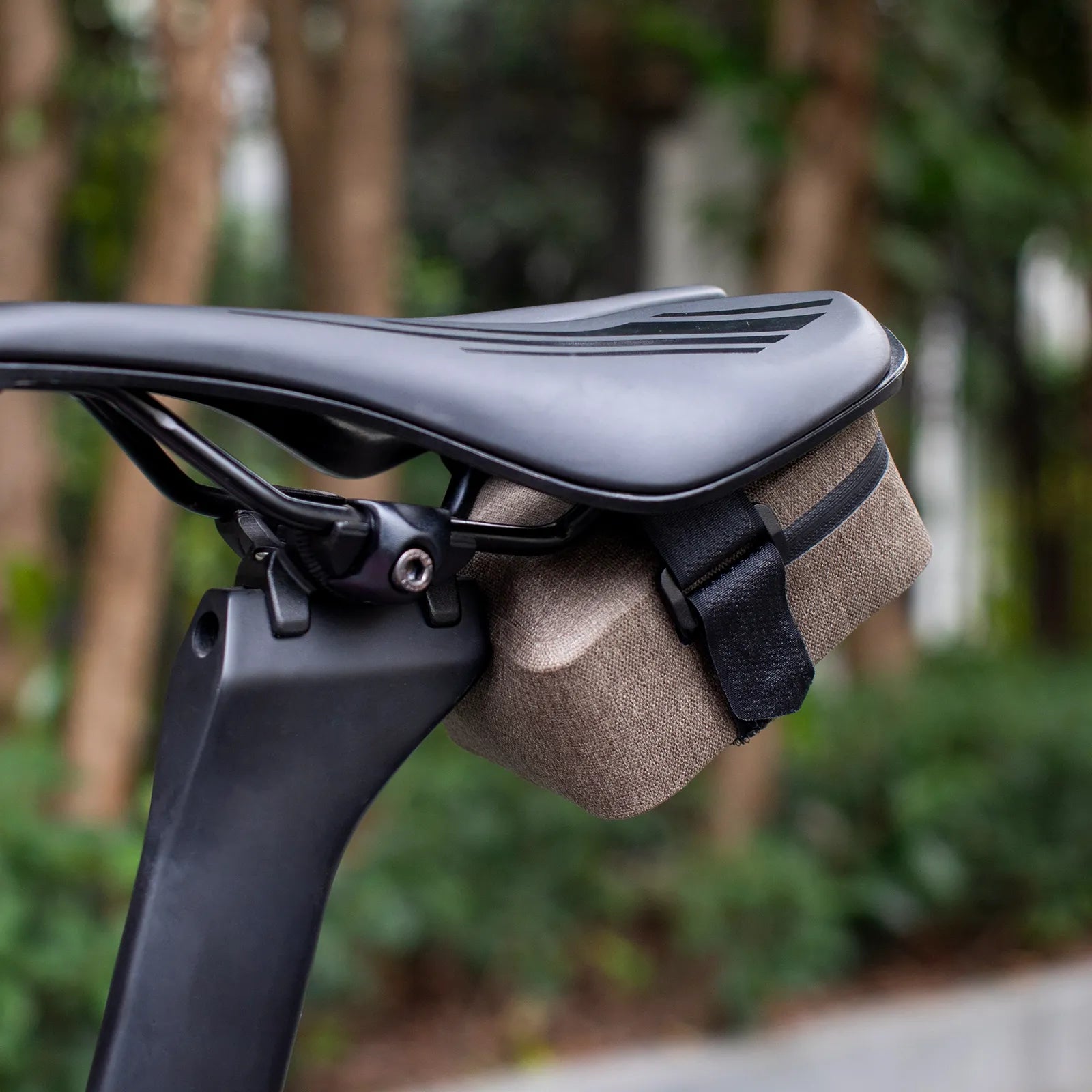 Rockbros AS-137 0.4L compact waterproof saddle bag mounted under a bicycle seat
#color_green