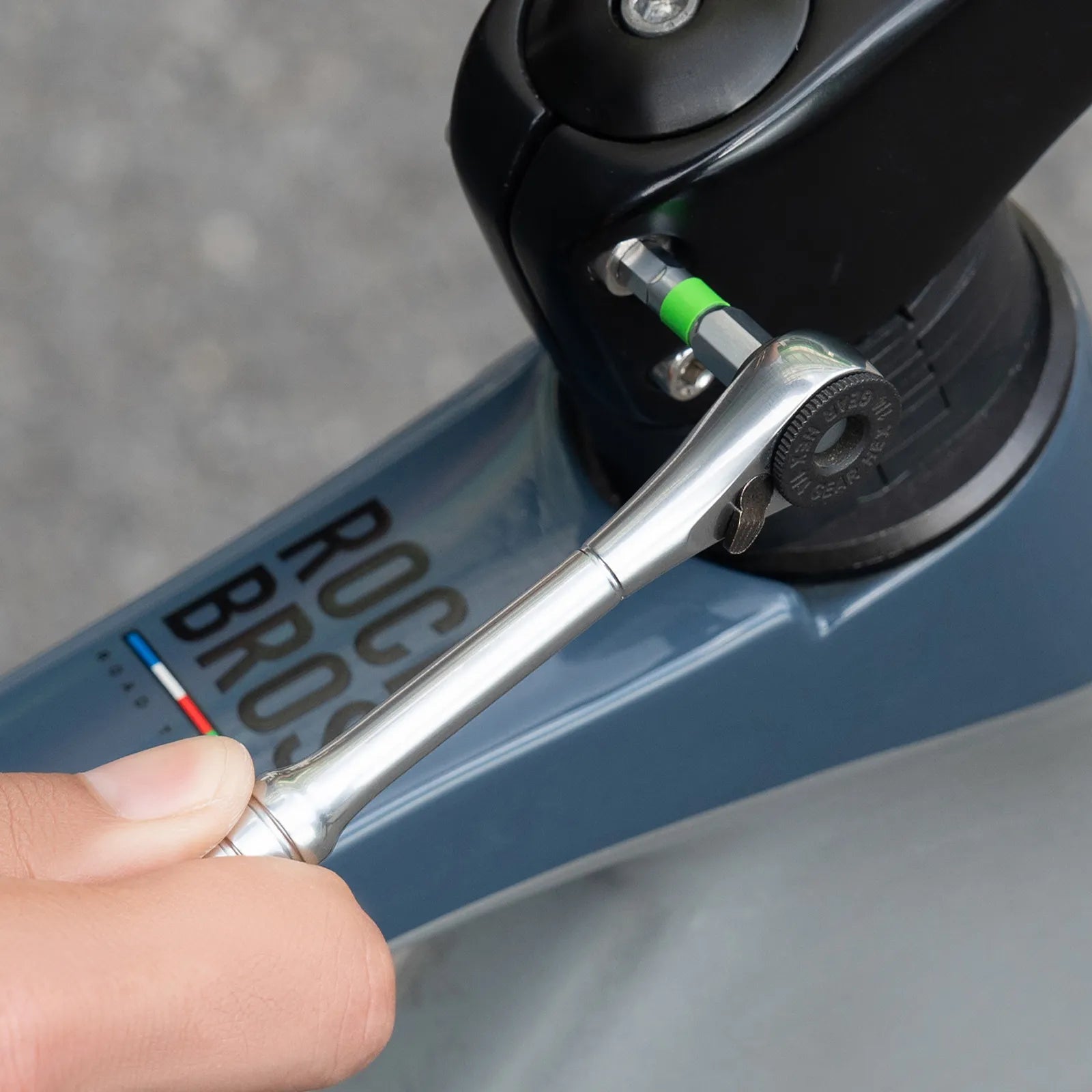 ROCKBROS Portable Hex Ratchet Wrench with Lightweight Aluminum Grip and High-Hardness S2 Steel Bits.