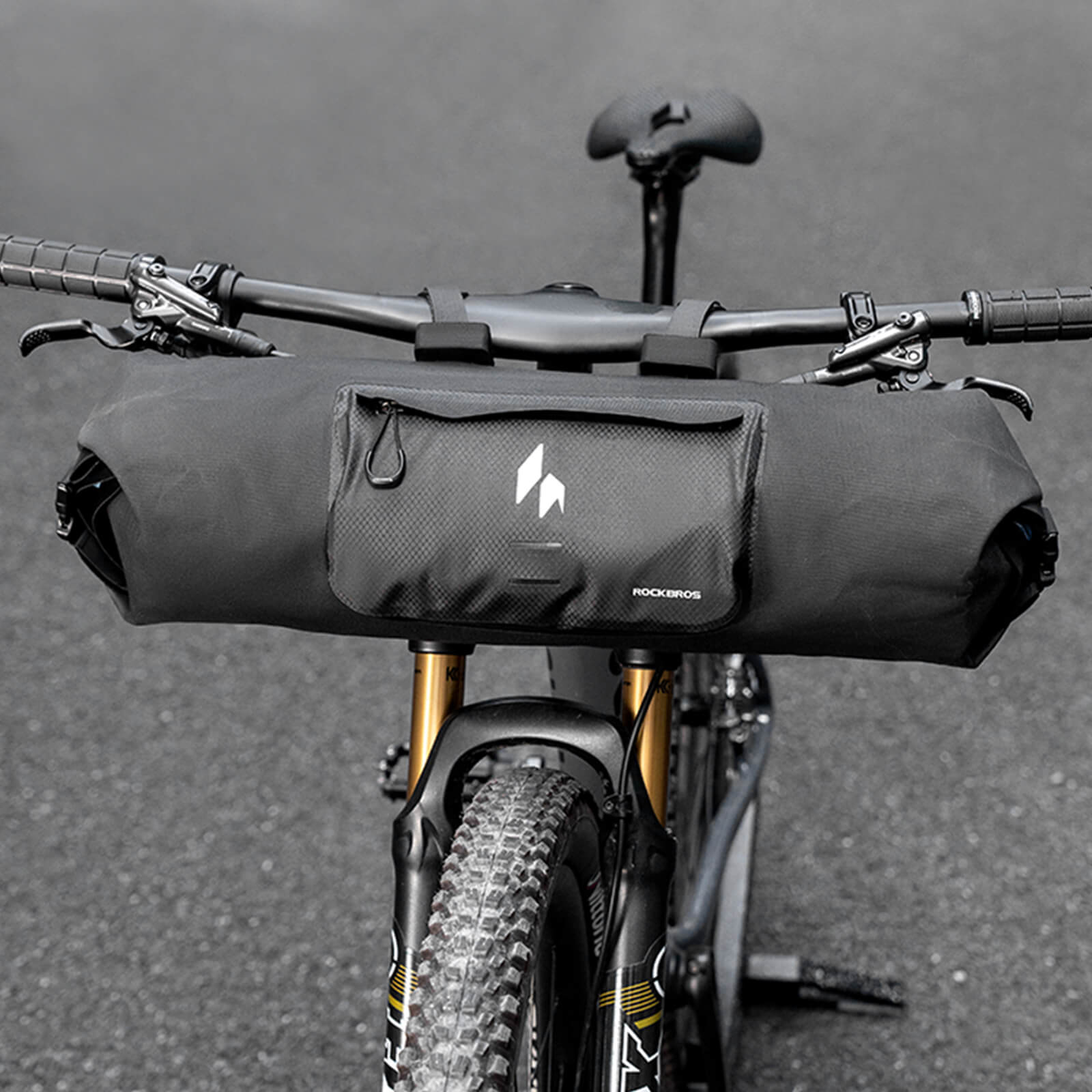 ROCKBROS waterproof 8l handlebar bag for rainy day cycling.
