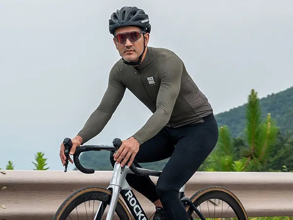 ROCKBROS SP246 oversized photochromic cycling sunglasses with 4 interchangeable lenses.