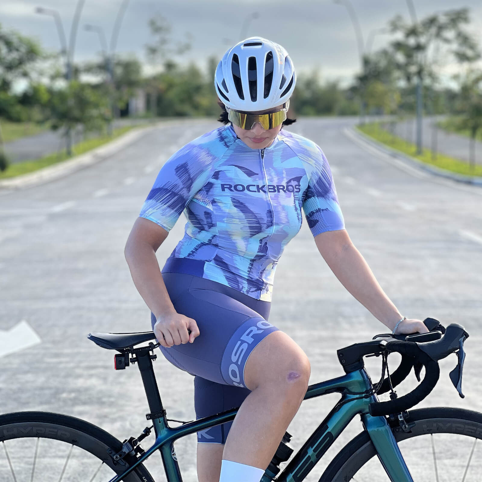 ROCKBROS women’s summer cycling jersey with floral print for outdoor cycling.