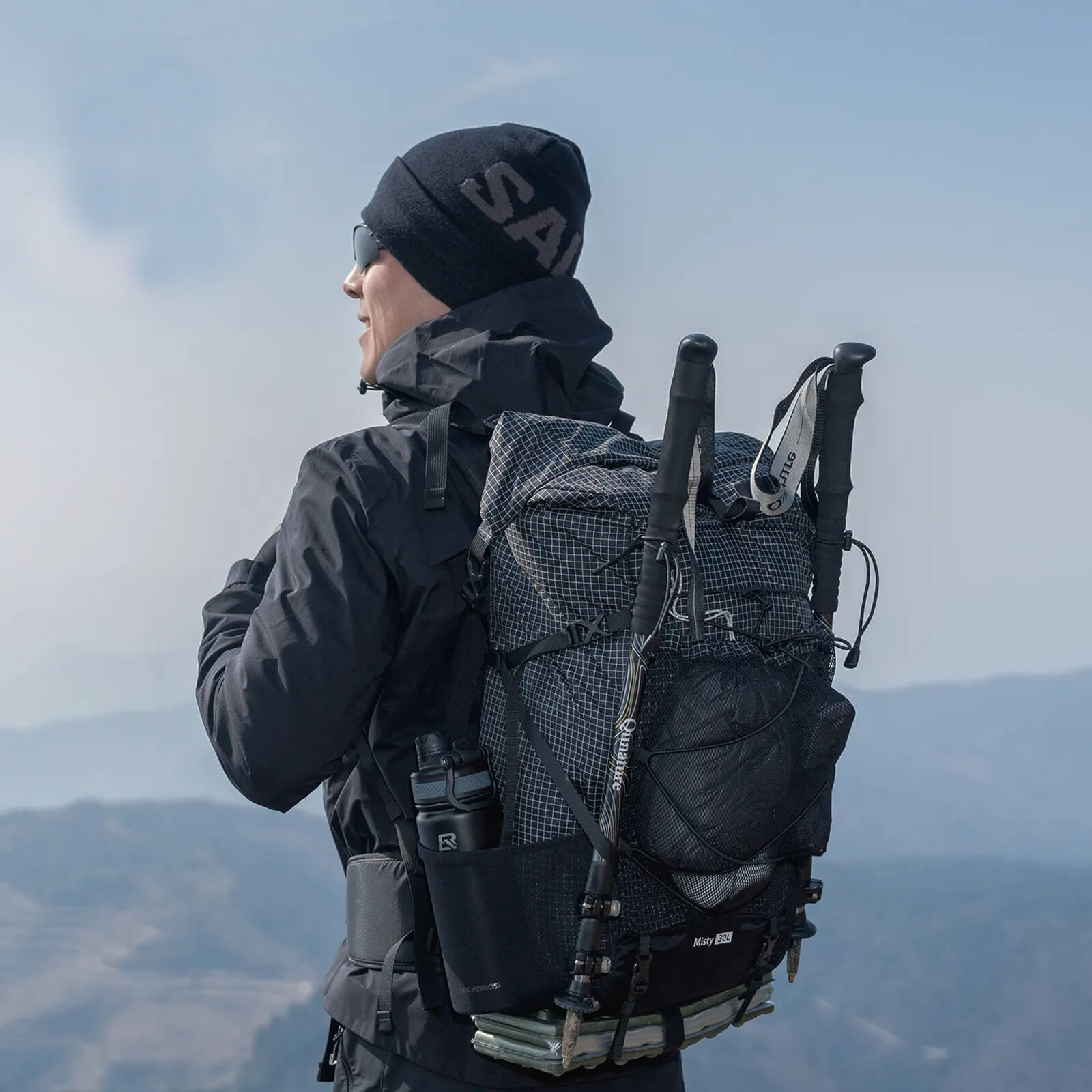 Qunature lightweight 30–35l outdoor backpack for hiking and camping.
#color_black