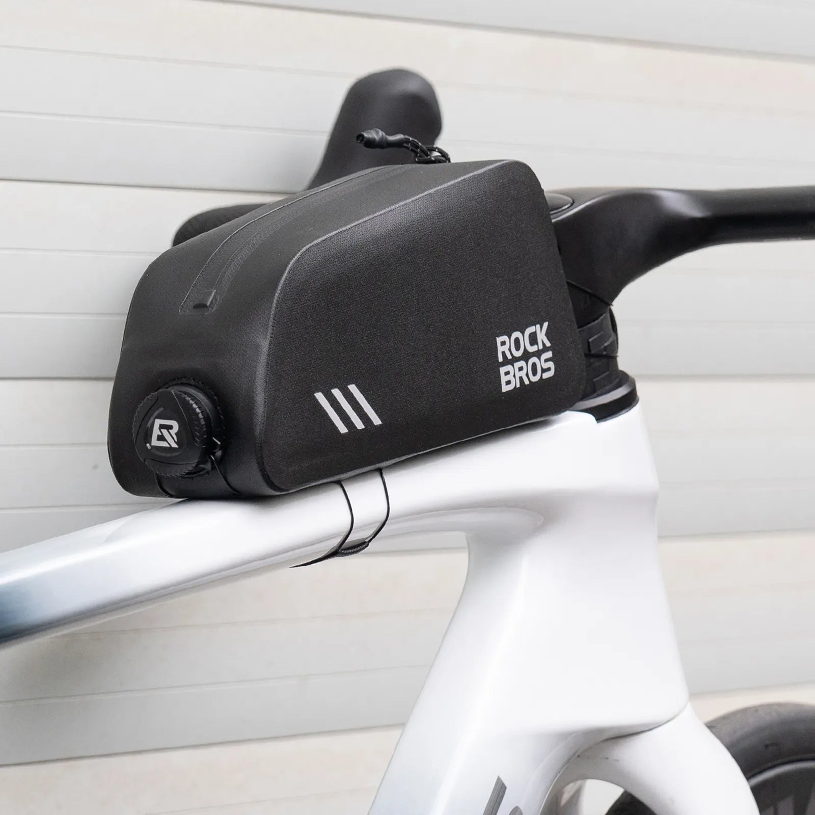 ROCKBROS 0.9L large-capacity waterproof cycling frame bag, made of black wear-resistant material, with a streamlined design.