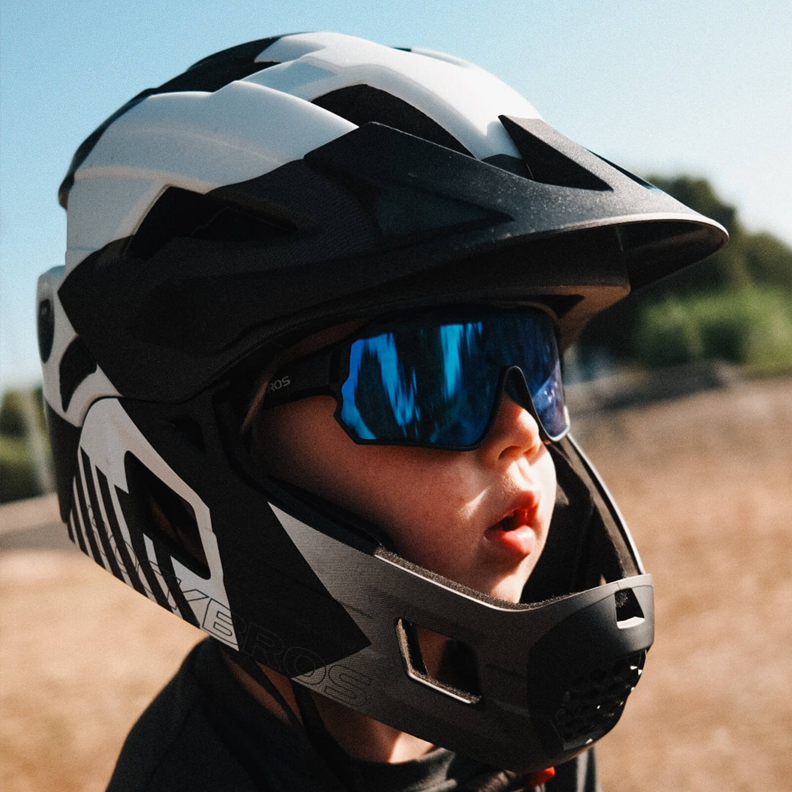 ROCKBROS kids photochromic bike sunglasses with adjustable frame.
#color_black